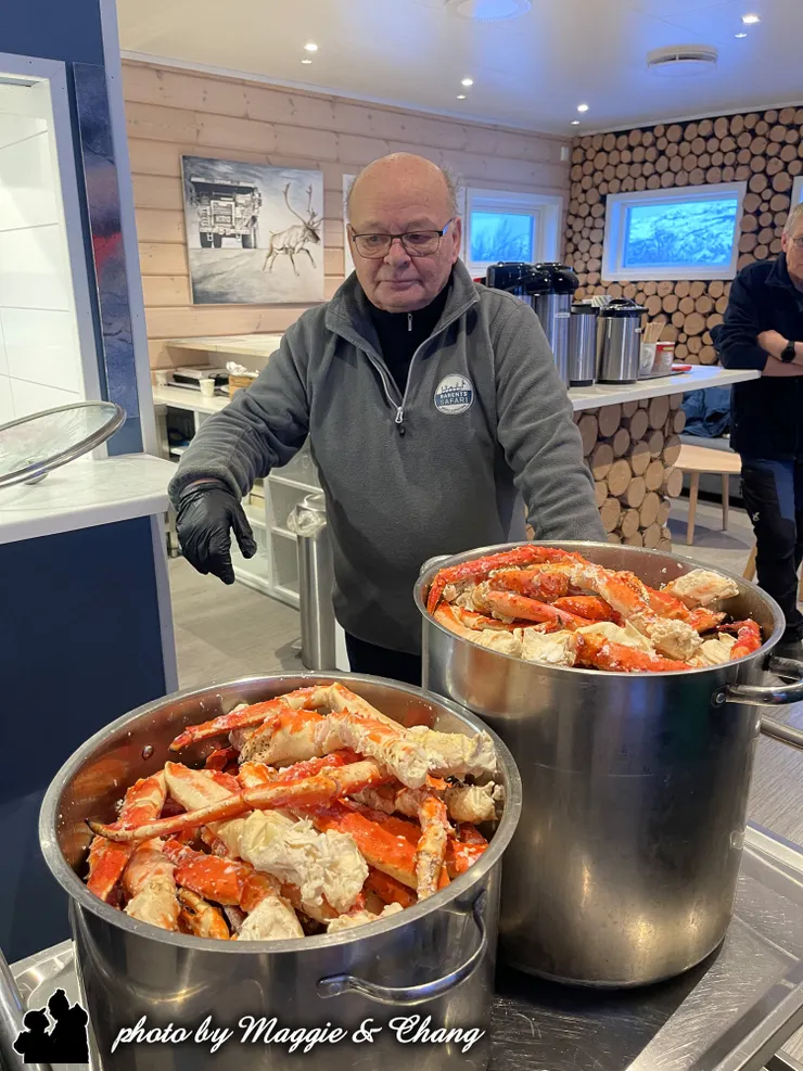 帝王蟹上場!因為是我們全團的吃到飽,導遊推出了這一堆,還開玩笑地說,這些都是你們的,沒吃完不能走喔!