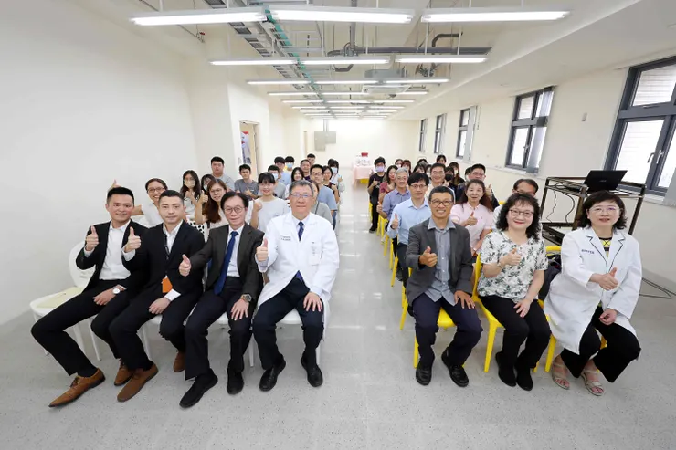 圖說：偉喬生醫攜手成大打造病毒實驗室，包括前成大醫學院院長沈延盛（前排左四）、前成大醫學院副院長王世敏（左三）、成大醫技系主任張權發（右三）、教授王貞仁（右二）與臨床副教授蔡慧頻（右一）皆出席剪綵典禮。（資料來源：成功大學）