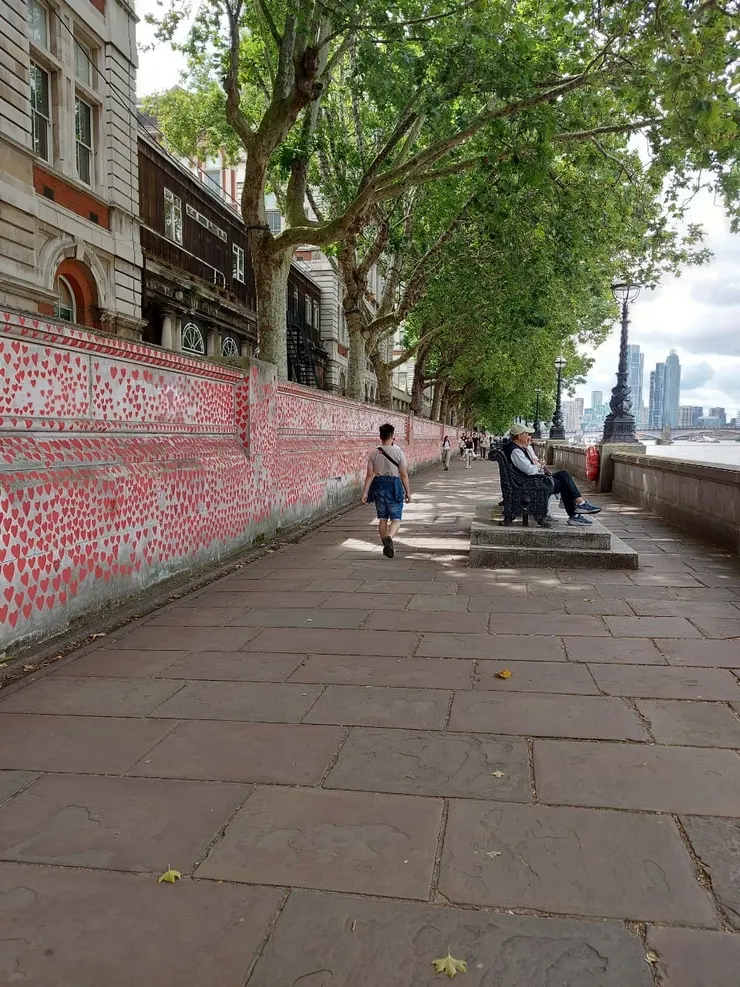 COVID 牆，每個愛心都是深深的懷念~~