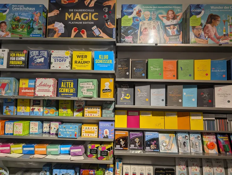 書、魔術道具、桌遊