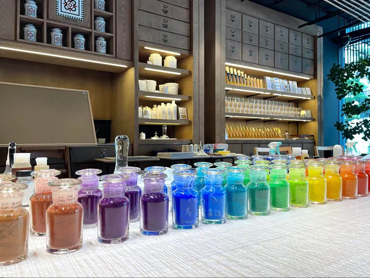 桌上可供挑選的色粉