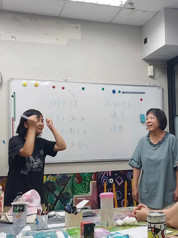 （圖說：李憶銖老師帶領活泉會員享受的演戲的樂趣。）