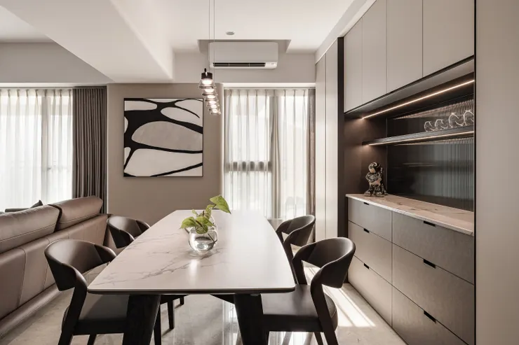 (作品呈現：皇苑御之苑 - 現代風‧灰色主調‧乾淨開闊的 3 房都會宅｜高雄藝瓦室內設計)