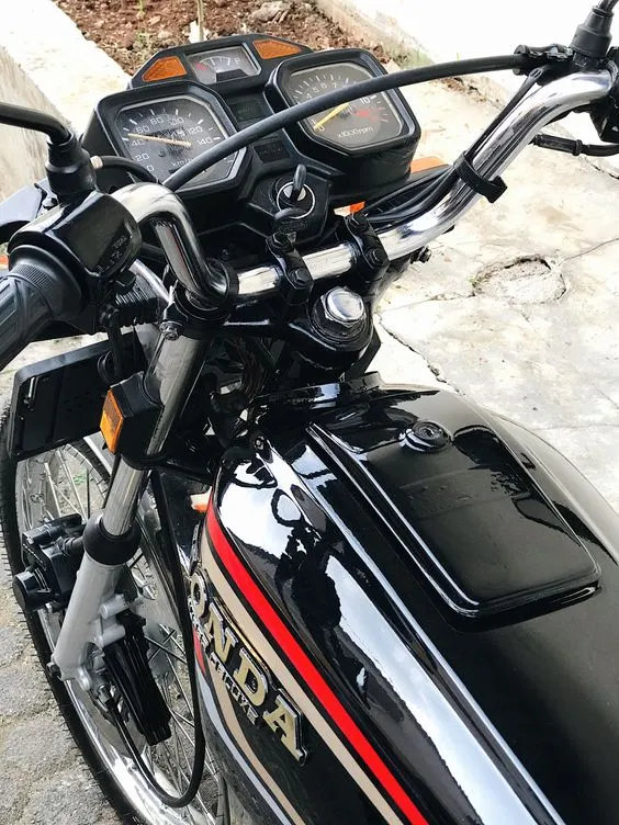 一台1994年生產的GL100，可以見到方向燈相較於勝利者，多了方向燈指示以及油錶