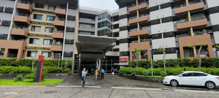 【思樂冰伉儷住在養生村C棟,要住進來可不簡單,據說約有2千人排隊中。其實約7年前,我們夫婦和四姊夫曾在參訪,那時四姊新喪,姊夫有意來此終老,後來不了了之。】