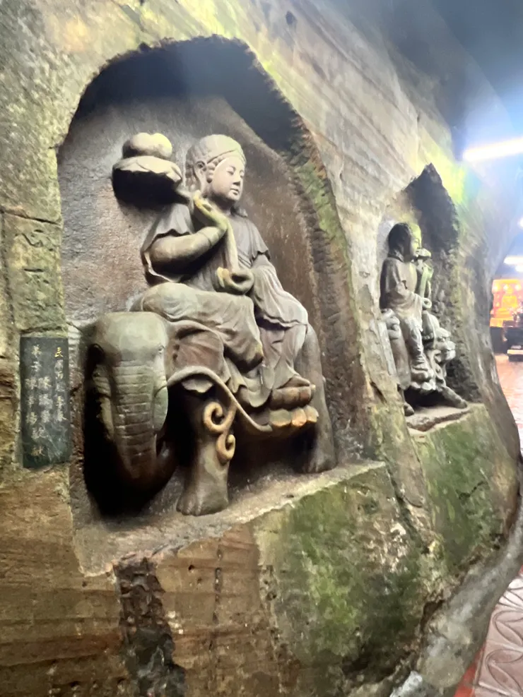 痕跡訴說著歷史，帶點莊嚴也增添了神秘