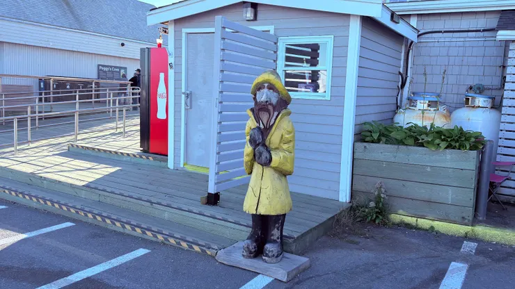 遊客中心的漁民雕塑，穿著黃色雨衣是漁民工作制服。