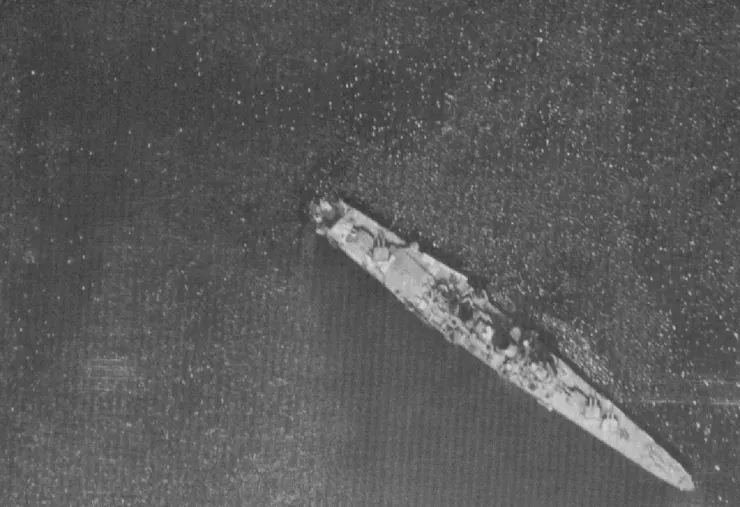 1945年2月1日，位在新加坡的「妙高號」鳥瞰圖，此時船尾已經嚴重損壞。