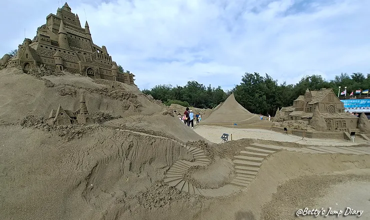 ▲2025苗栗「通霄沙雕藝術節」逍遙沙城/圖片來源：Betty's Jump Diary