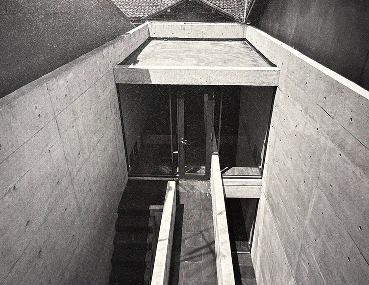 屋頂看向中庭與2樓臥房方向