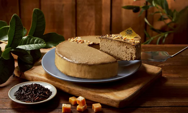 圖說：以低溫蒸烤與12小時靜置熟成的「靜岡焙茶乳酪蛋糕」，散發出耐心與沉穩等待的氣韻，刻劃出父親穩重溫柔的鮮明形象。（資料來源：起士公爵）