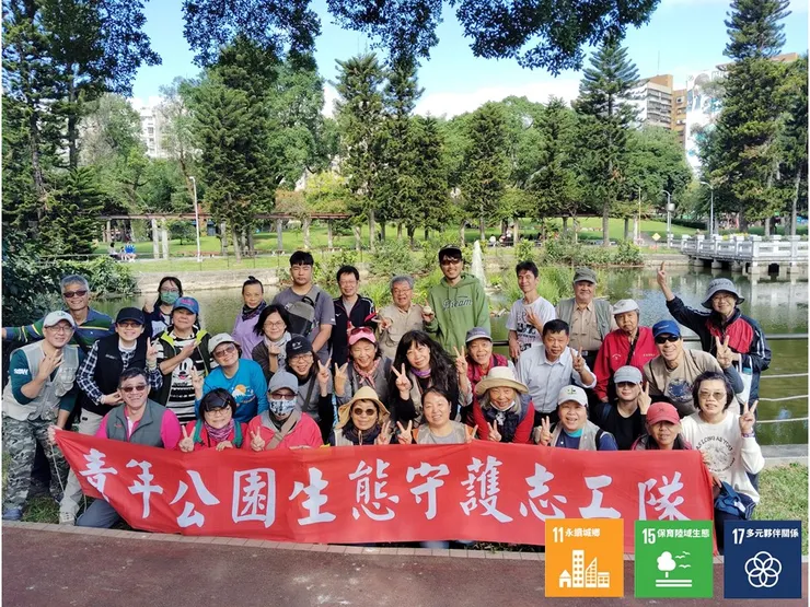 近午兩組人馬齊聚岸邊合照,結束了一上午的棲地維護與營造