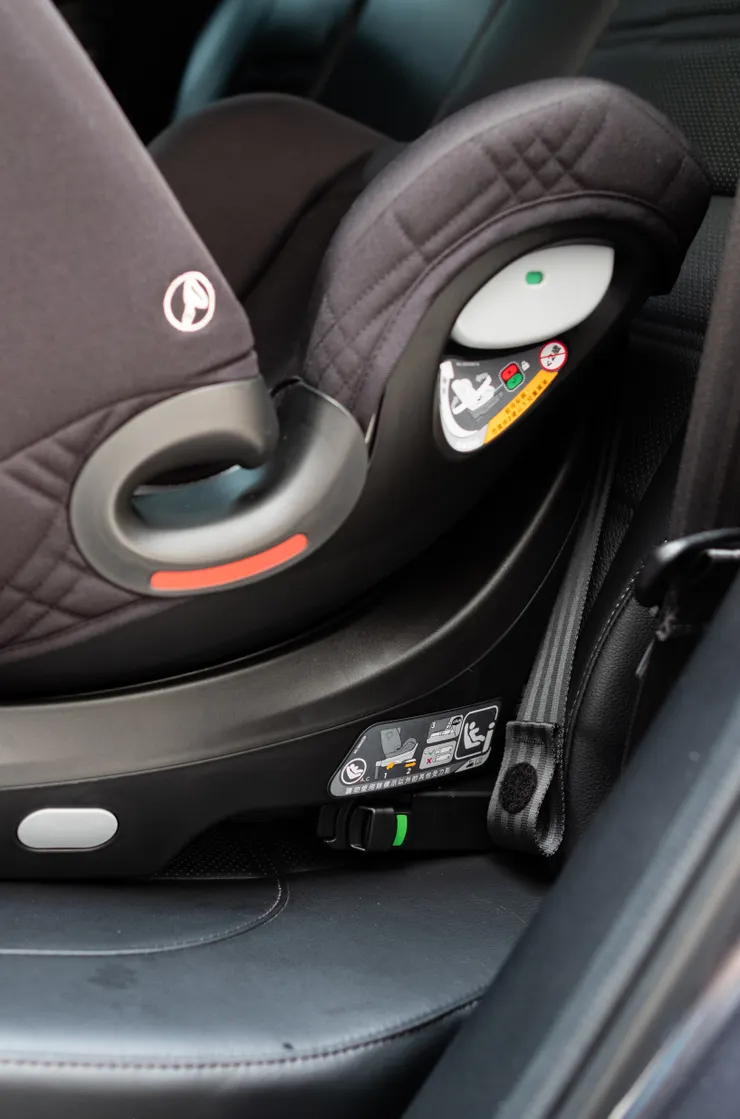 不管是ISOFIX有沒有卡好（下方綠色）、旋轉角度有沒有回正（上方把手處綠色），i-Spin™ XL都可以一目瞭然。