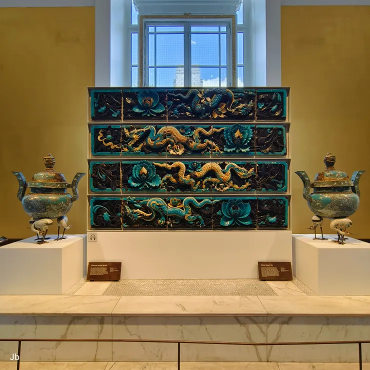 【中國與南亞展室，明代琉璃舞龍壁與清代香爐。】