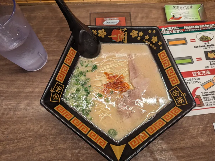 五角形的拉麵碗，真的超有儀式感的啦！！