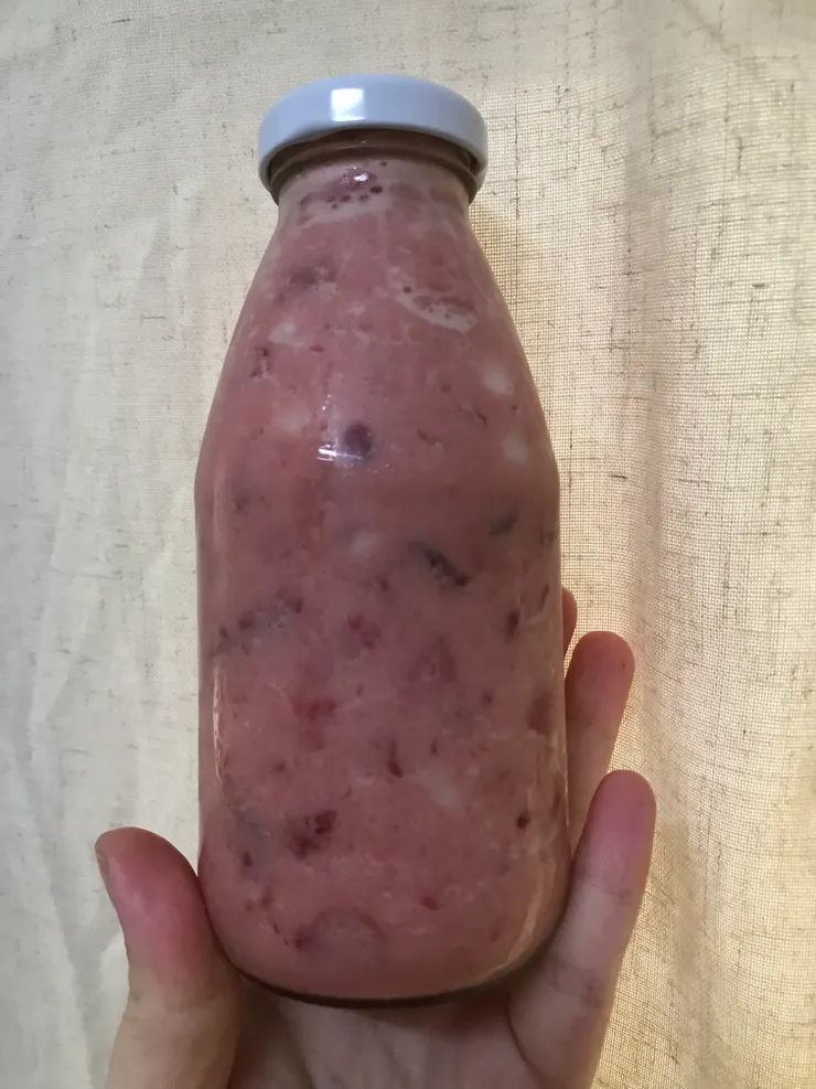 看到草莓優格又讓我流口水，除了原本飲料裡的草莓丁，我還加了一點自製的草莓果醬