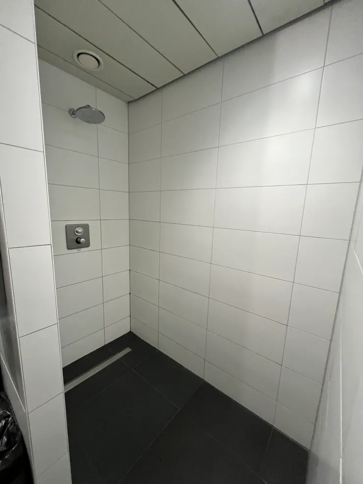 空間還可以，淋浴間有洗臉台、小椅子、沖澡處，蓮蓬頭不能拿下來，女生記得自備浴帽