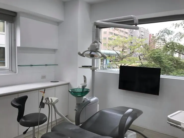 渥爾牙醫診所,打造自信笑容!專利Cap-Lock固定修復系統、專業植牙、全口重建與牙齒貼片(美白貼片)的首選!