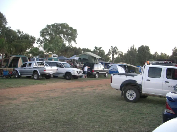 入住的露營場，澳洲人都開露營車的，好嗎！！！