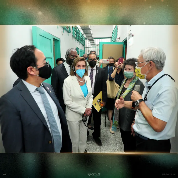 為裴洛西議長導覽的陳欽生先生，圖片來源：文化部。