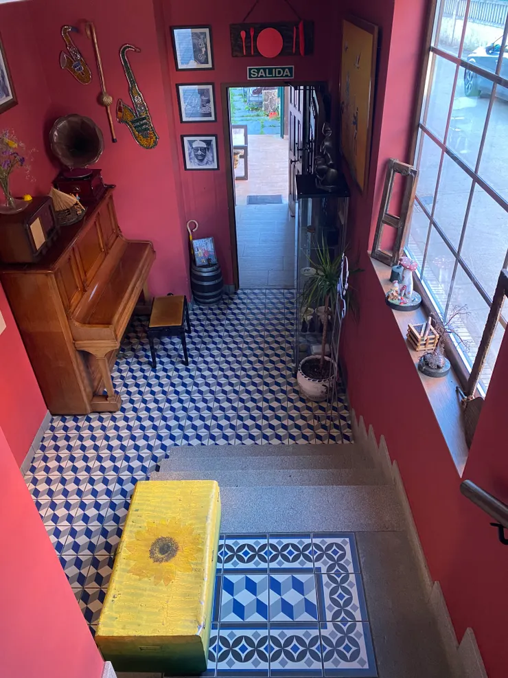 是很漂亮的西班牙地磚，這間住宿，前面是酒吧樓上是住宿，後面是餐廳，佈置非常舒適。