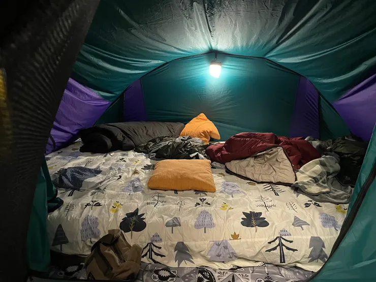 充氣床在側邊帳實地搭設