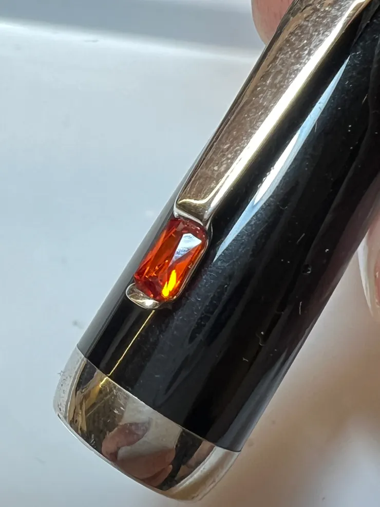 真品的寶石很紅，而且不會有過度壓入的狀況