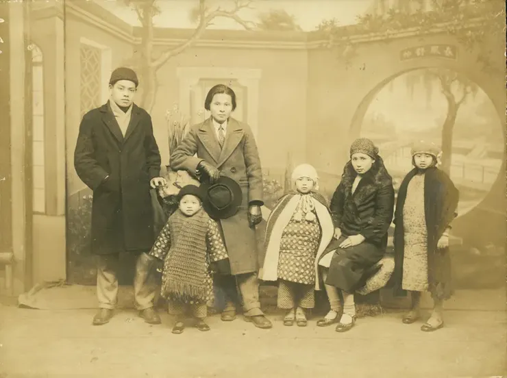 ▲1931年，上海。右起：長女陳紫薇，太太張捷，次女陳碧女，陳澄波，長子陳重光，六堂弟陳耀棋。來源：財團法人陳澄波文化基金會