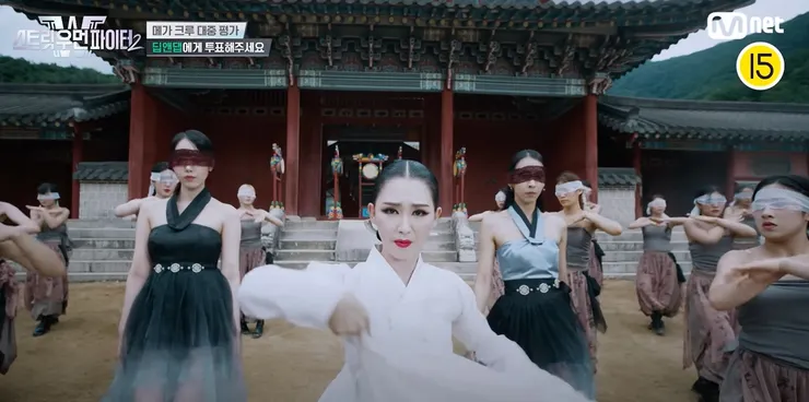 VIVIZ的SinB(左)、隊長MinaMyoung的姐姐(中)、MinaMyoung(右)