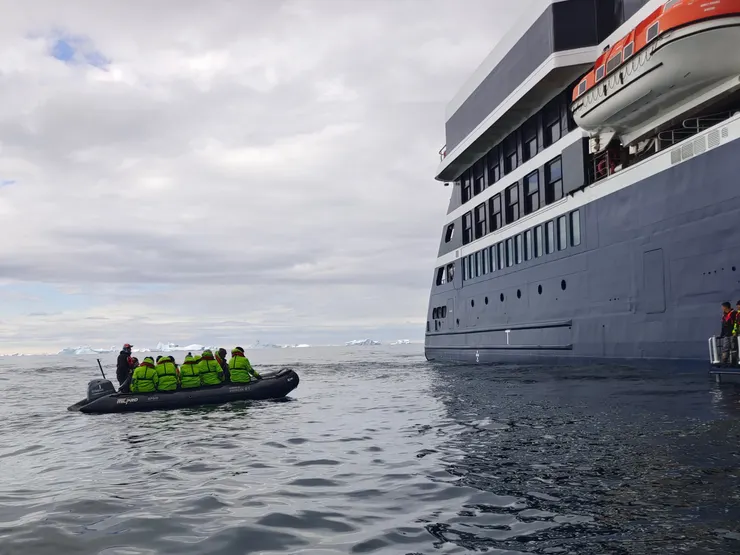 橡皮艇接近探險船中，準備讓遊客回船。南極。