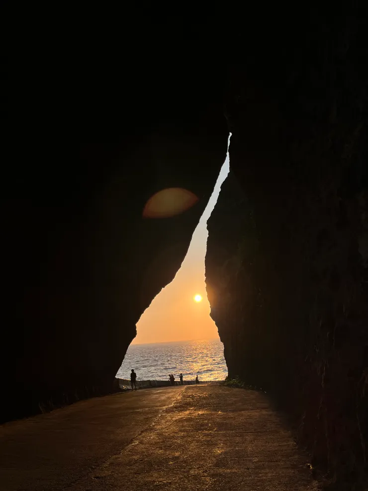 蘭嶼著名的洞口  兩個岩石中間夾著夕陽