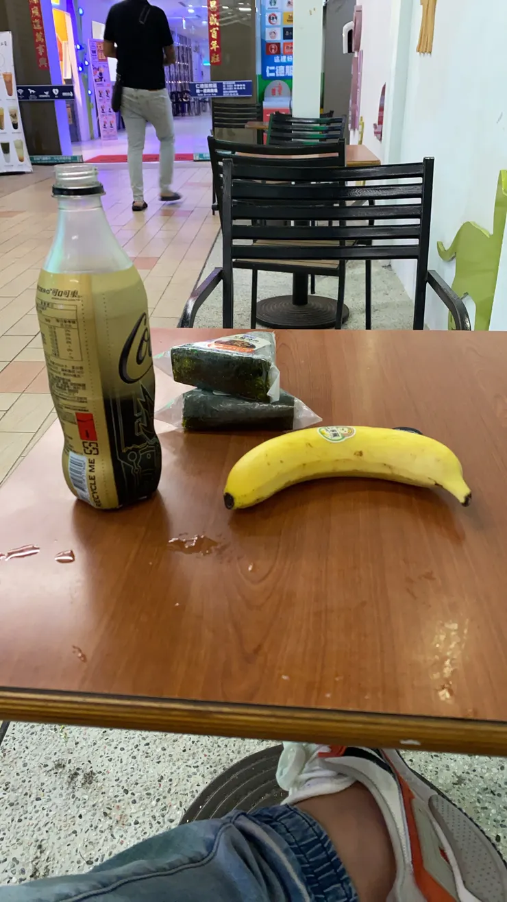 整天沒吃，趁回程停靠休息站補充了這些東西