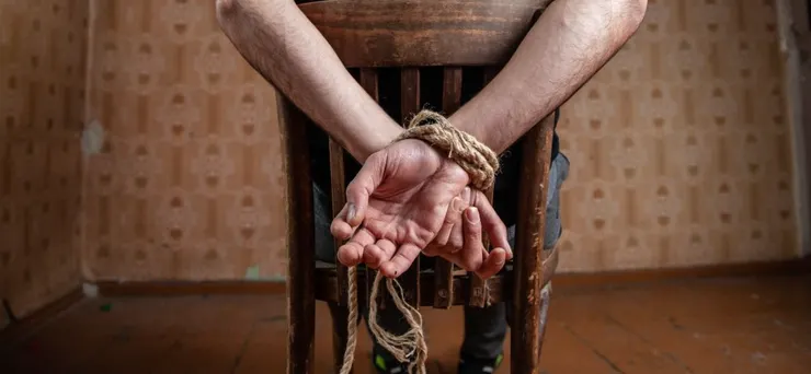 第275頁，韋蘭德詢問銀行小姐的時間，是六個月前，而不是七月的時候..........這點很糟糕！該打屁股的皇冠出版社！