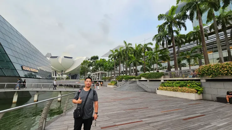 我的右手邊就是新加坡的水上LV