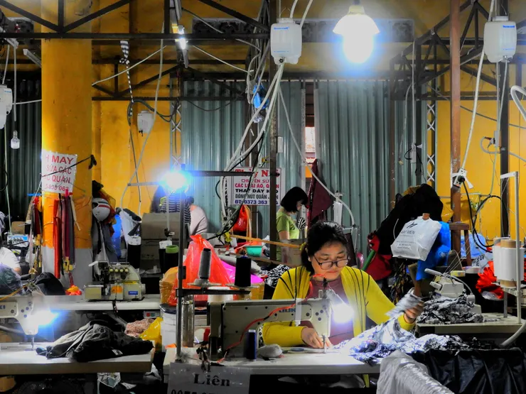 在市場內工作的婦女