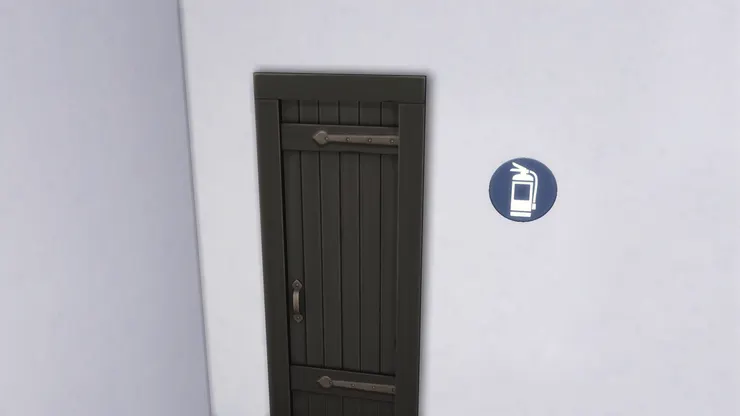 這個房間內有滅火器，所以門外貼了告示。