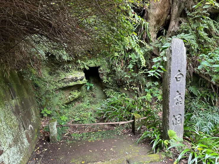 白鹿洞,靠右下角綠色青苔的石頭才認出是傳送門