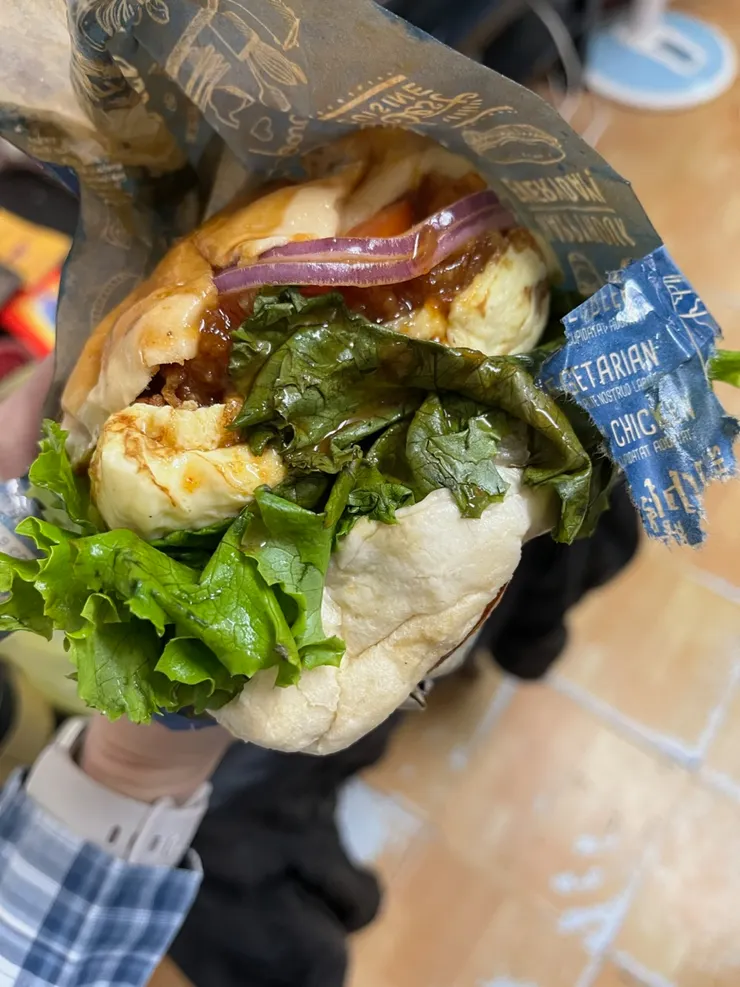 韓式炸雞漢堡，放太久了賣相有點差，還有杯鮮奶茶沒拍。