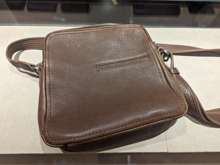 第2次購買的斜背包Tone Oilnume，可內斂平穩地融入穿搭，大小剛好收納容量驚人