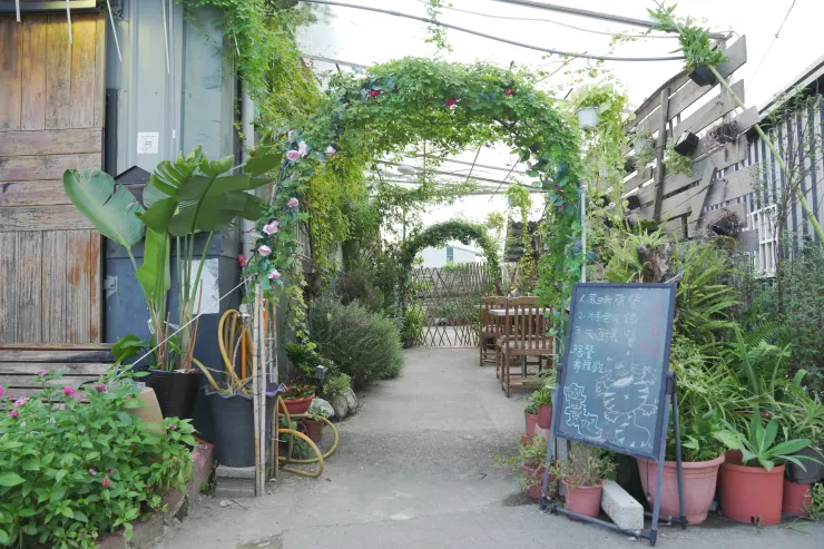 餐廳右側是老闆娘吳蓮雨的香草園。（攝影／曾耀玄）