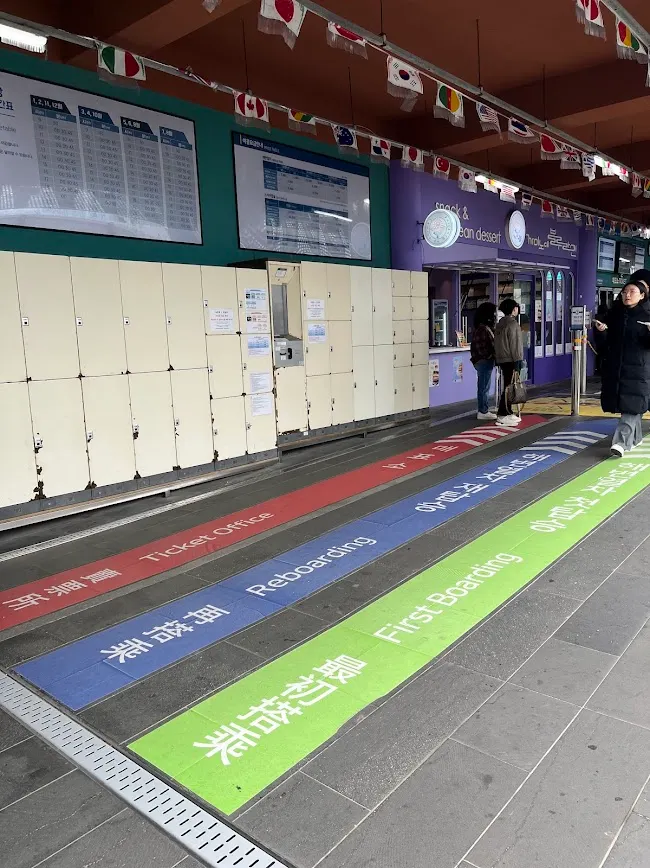 藍線公園尾浦站一樓地上路標