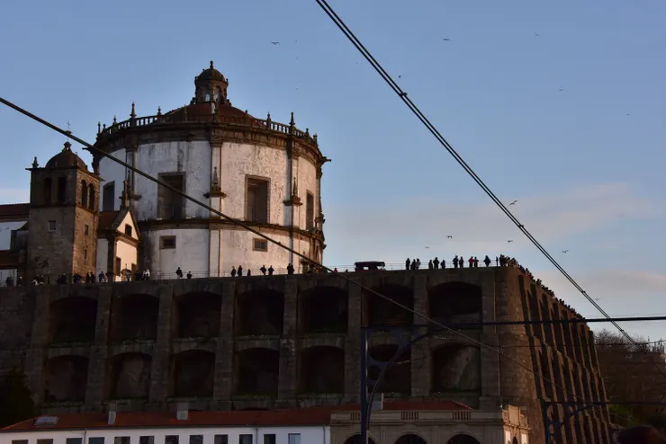 莫歐花園旁不知名的建築，黃昏的陽光映在牆上。