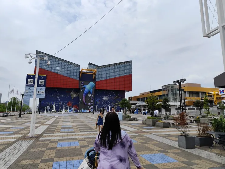 走了約3-5分鐘，會看到海遊館的招牌