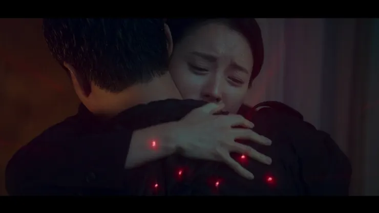 當狙擊槍的紅點照耀在金斗植背後時,這一對愛侶卻暫時拋開了世界,只有彼此~