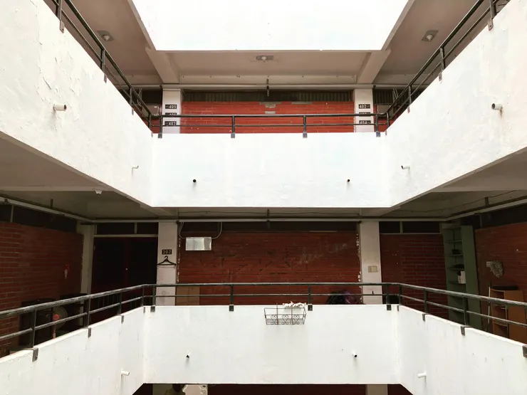 圖說｜這是去年底還很冷的時候，我踏出房門在洗手台洗臉，轉過身看到白牆紅磚的簡潔線條在眼前展開，這是現代主義建築的美，也是人與人相遇的契機。