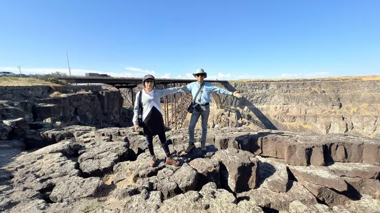 走到皮瑞尼橋的另一側