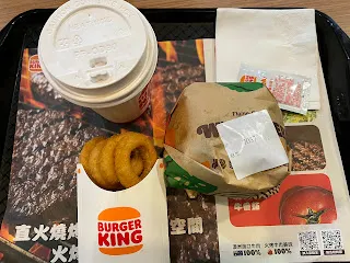 正因如此平凡，所以才要日日精進自己，不放棄每一個成長的機會。雖然這並不表示，就要狂刷有關身心靈的影片與文章才叫做認真精進。但透過這些資料獲得一些體悟，還是重要的來源之一。沒有這些資料，有一些問題或許會一直卡住，必須要從多角度來思考，才能看到事情的不同面。