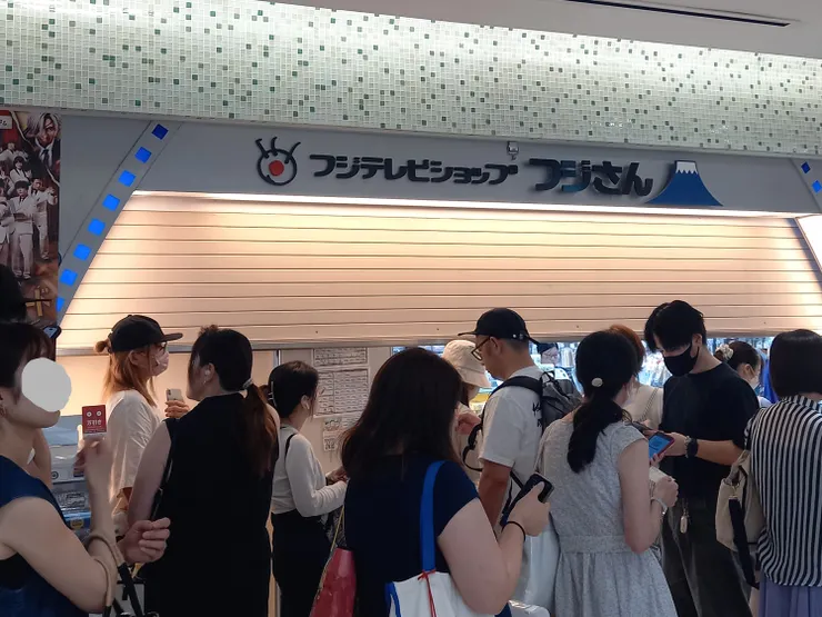 早上十點還沒營業，富士電視台已經有許多人在排隊，可能有什麼限量活動吧