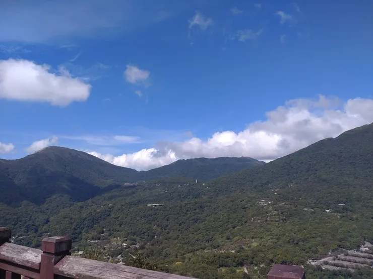 紗帽山頂遙望七星山等