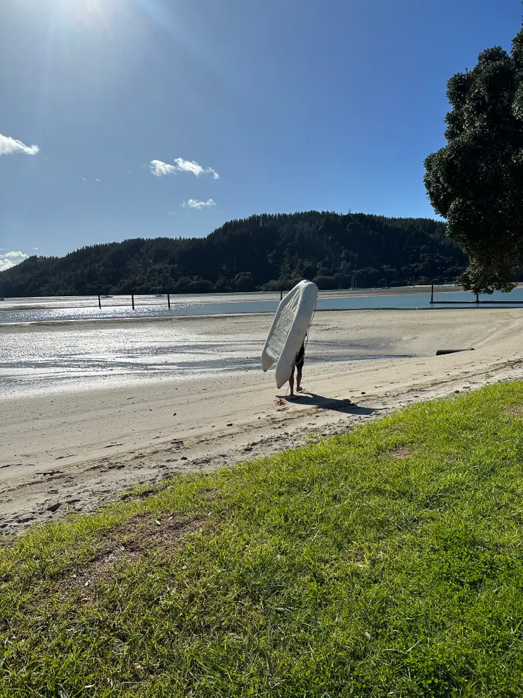 地表最強老爸一手扛起兒子的船往港邊走去，超man